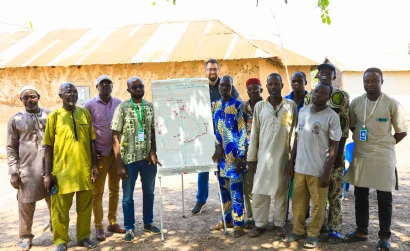 Sur la photos, se trouvent le Directeur Exécutif de BEV ONG, LE Consultant engagé pour conduire l'analyse de conflit,  l'assistant technique du partenaire financier et tecnique ( zfd-GIZ), les représenatnts de chaque groupe sociaux de Sérou